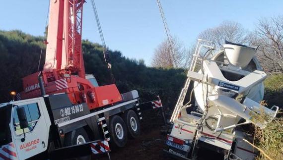Driver injured as lorry slips down ravine . surinenglish.com